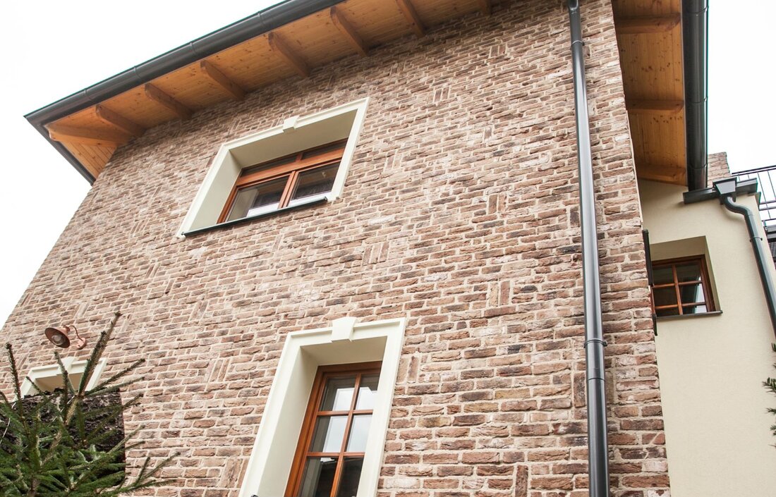 Autentický tehlový obklad Hermitage Antiek 1 na plote a fasáde rodinného domu od Rustique.sk