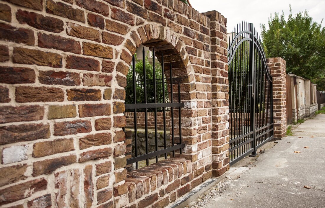 Autentický tehlový obklad Hermitage Antiek 1 na plote a fasáde rodinného domu od Rustique.sk