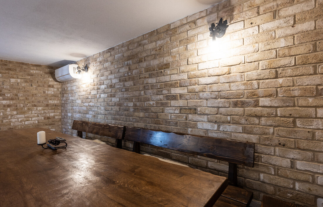 Tehlový obklad Mystique vo vínnej pivnici od Rustique.sk