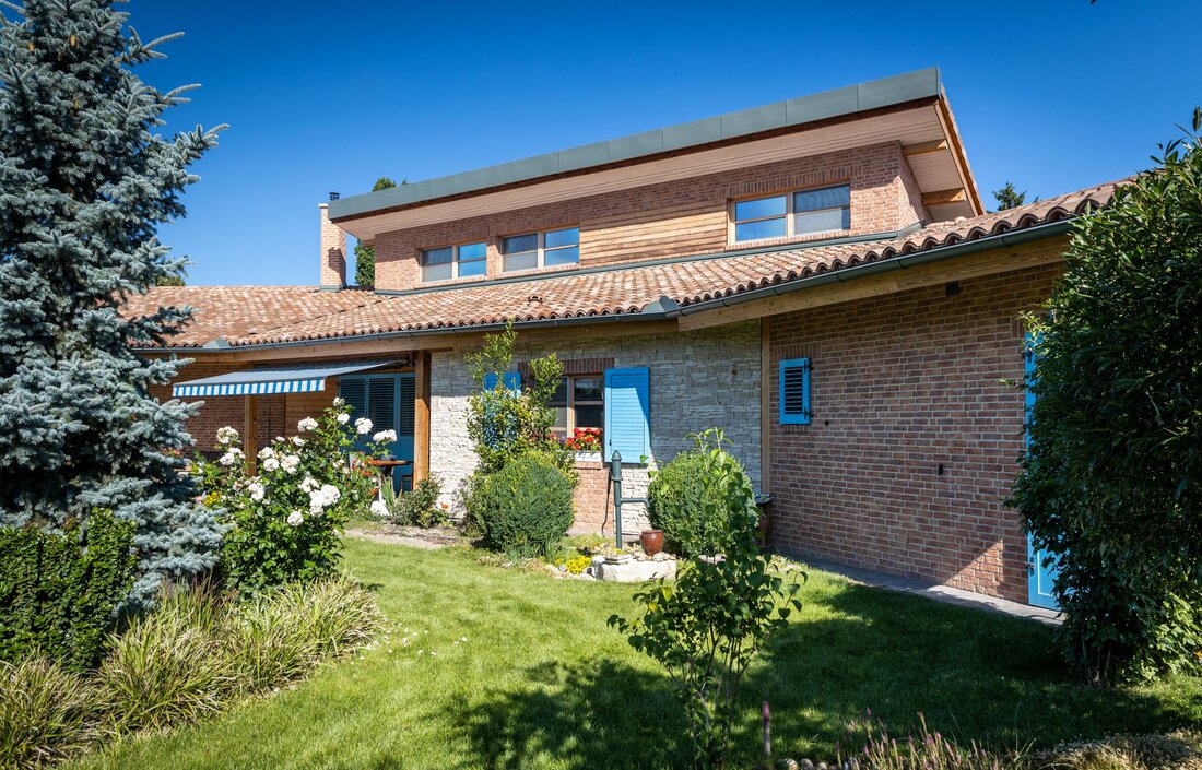 Tehlový obklad Terra Cotta na rodinnom dome v mediteránskom štýle od Rustique.sk