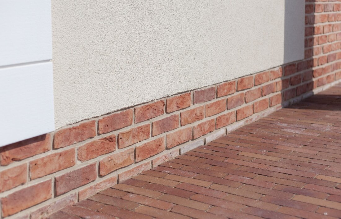 Tehlový obklad Terra cotta v kombinácii s tehlovou dlažbou Terra Roma Antica od Rustique.sk