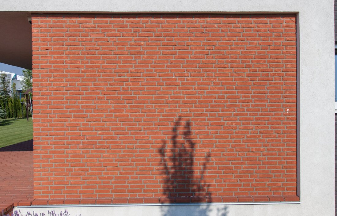 Tehlový obklad Zwart Super & Oranje Rood v exteriéri rodinného domu od Rustique.sk